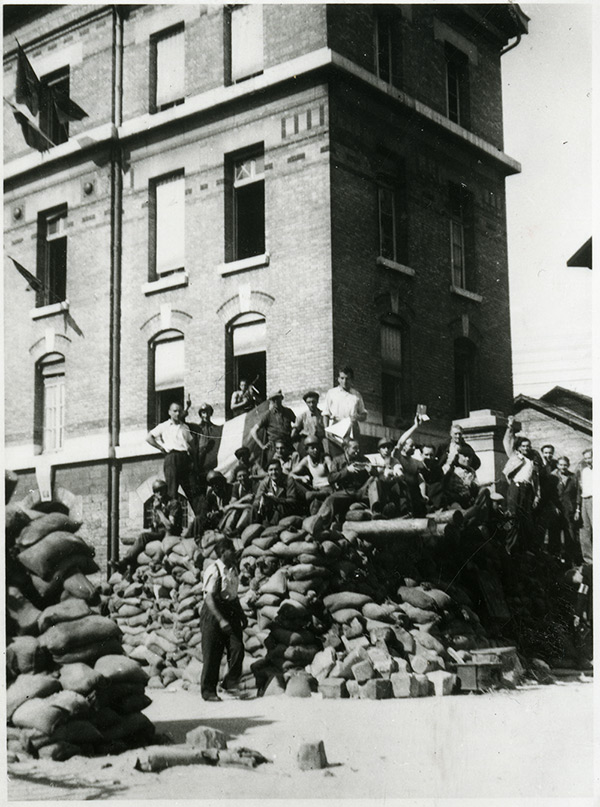Barricade du dépôt des Batignolles, rue Saussure,  Paris 17e, août 1944. Coll. IHS-CGT cheminots. 