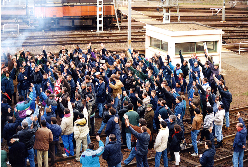 En AG, les cheminots du Havre votent la reconduction de la grève, novembre-décembre 1995.