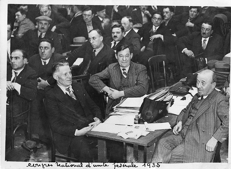 Pierre Semard, Raymond Tournemaine et Jean Jarrigion lors du congrès fédéral de fusion, les 9-10 décembre 1935 à Paris au palais de la Mutualité.