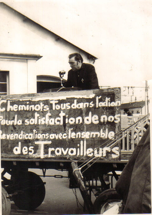 Meeting place de la gare à Melun en mai-juin 1968 : intervention de Robert Morizot, secrétaire du syndicat, devant plus de 5 000 grévistes.